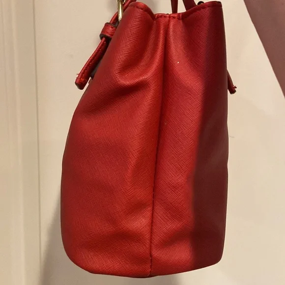 Liz Claiborne Little Red Handbag, Gently Used Compact/roomy. Very Cute Stylish - Picture 5 of 10